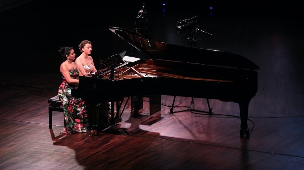 Bir piyano, d&ouml;rt elle &ldquo;Uzun İnce Bir Yoldayım&rsquo;