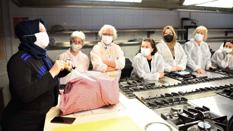 Bornovalı kadınlar ekmek ve peynirlerini kendi yapacak