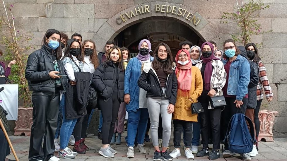 B&uuml;y&uuml;kşehir&rsquo;den barınma desteği sunduğu &uuml;niversitelilere kenti tanıtan turlar