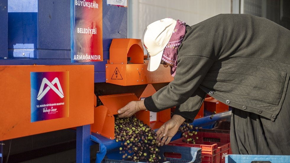 B&uuml;y&uuml;kşehir&rsquo;den zeytin &uuml;reticilerinin işini kolaylaştıran makine