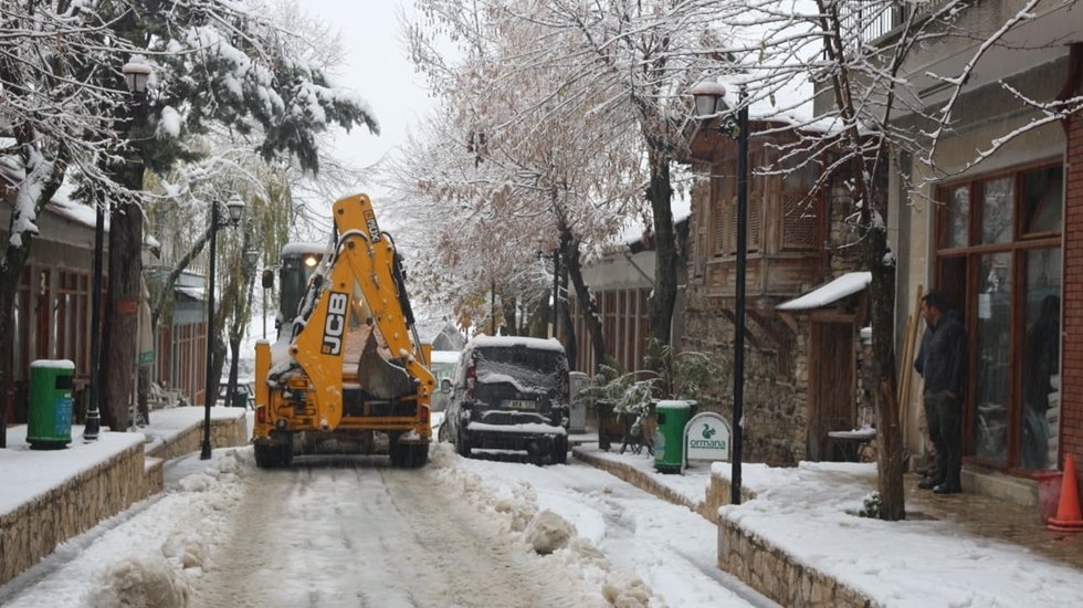 B&uuml;y&uuml;kşehir karla kaplı yollar iş makineleri ile temizlendi&nbsp;