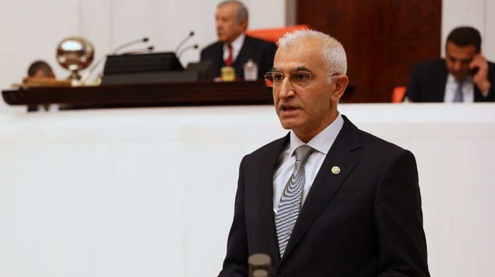 CHP'li Vekil a&ccedil;ıkladı: "MGK Genel Sekreteri Yemek Şirketinin Maaşlı Elemanı"