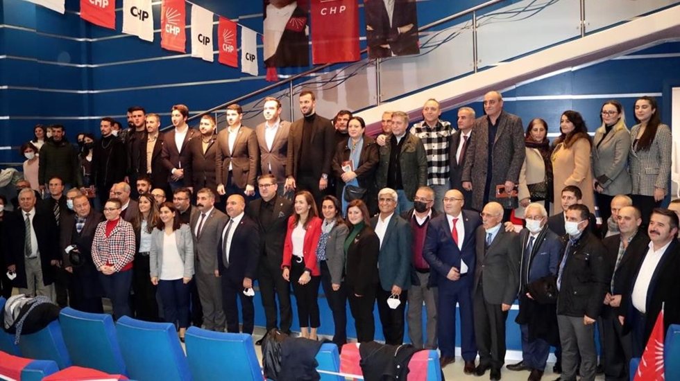 CHP&rsquo;ye katılımlar s&uuml;r&uuml;yor