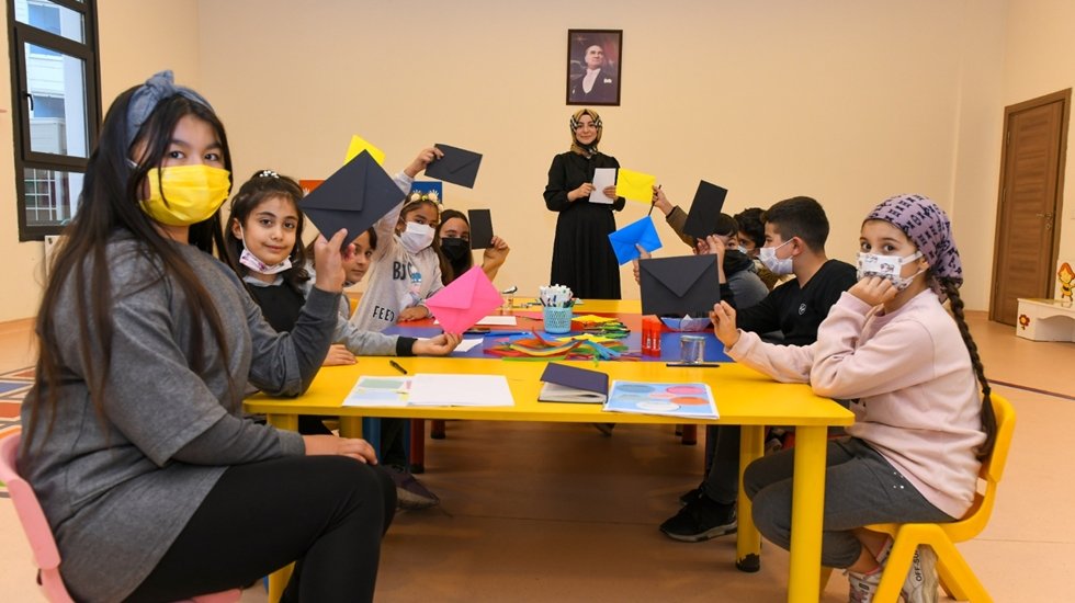 Esenyurtlu çocuklar, geleceğe mektup yazıyorlar
