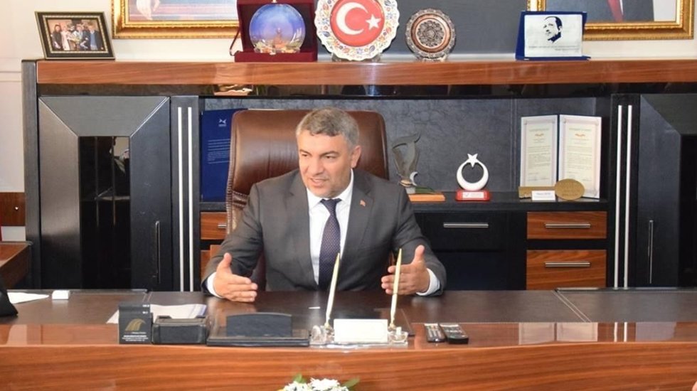 Kanada'ya okumaya giden &ouml;ğrenciler hakkında 'gay' diyen başkan &ouml;z&uuml;r diledi