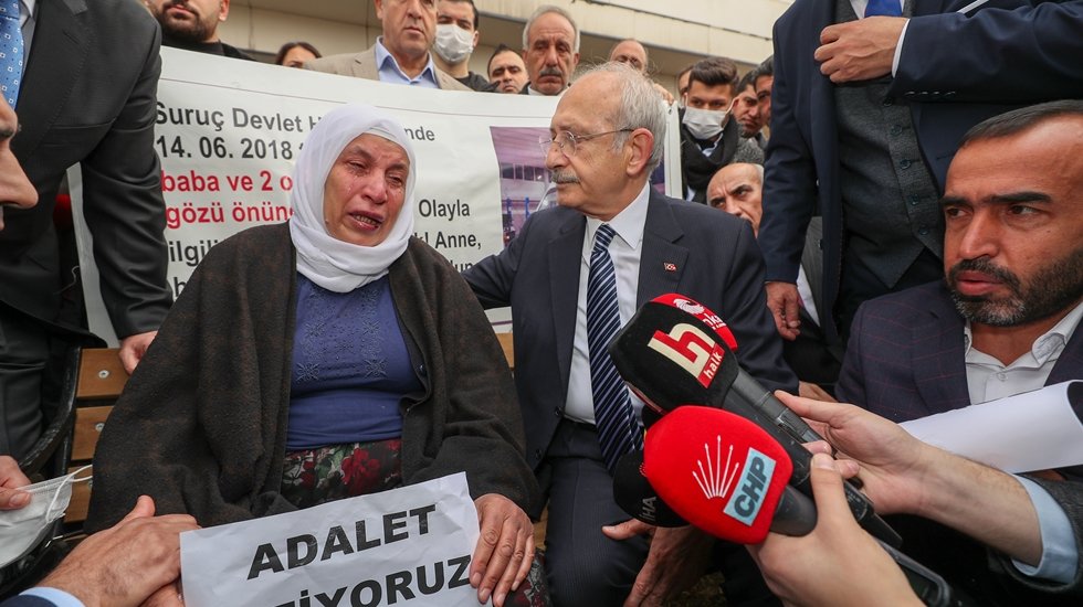 Kılı&ccedil;daroğlu'ndan eşi ve 2 oğlu g&ouml;zlerinin &ouml;n&uuml;nde &ouml;ld&uuml;r&uuml;len anneye ziyaret