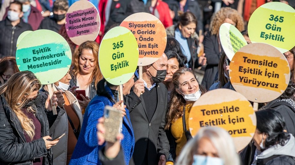 Soyer&rsquo;den Kadınlara: &ldquo;Siz geride durduk&ccedil;a bu kent &ccedil;oraklaşacak, yoksullaşacak&rdquo;