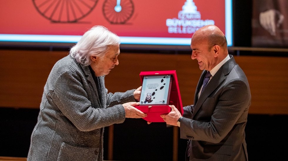 Usta sanat&ccedil;ı M&uuml;jdat Gezen&rsquo;e bir &ouml;d&uuml;lde İzmir'den