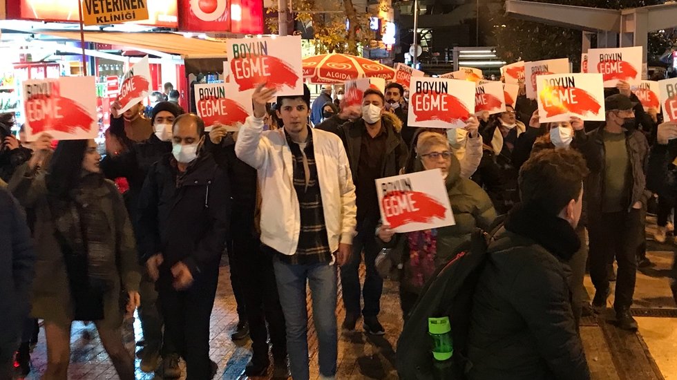Yurttaşlar hayat pahalılığına karşı TKP'nin &ccedil;ağrısıyla K&uuml;&ccedil;&uuml;k&ccedil;ekmece'de eylem yaptı.
