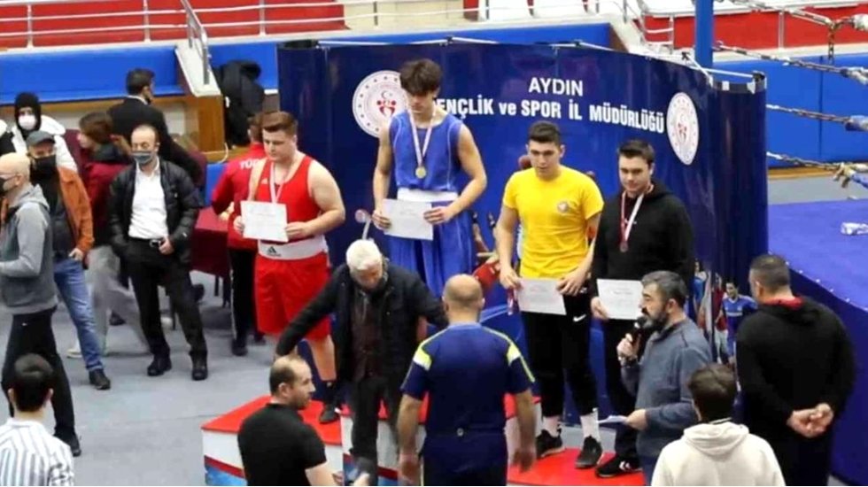4 maçı da nakavtla kazanarak Türkiye Boks şampiyonu oldu!