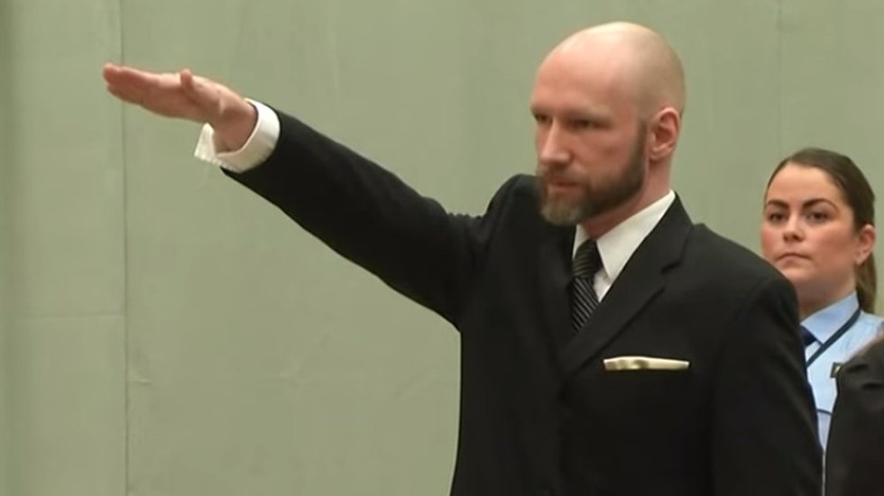 77 kişinin katili canavar, ‘şartlı tahliye’ duruşmasında Nazi selamı çaktı