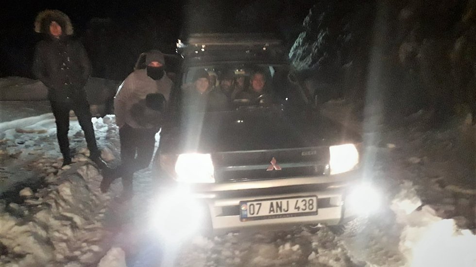 Alanya G&ouml;kbel Yaylası&rsquo;nda mahsur kalan 11 ara&ccedil; ve 40 vatandaşı kurtarıldı
