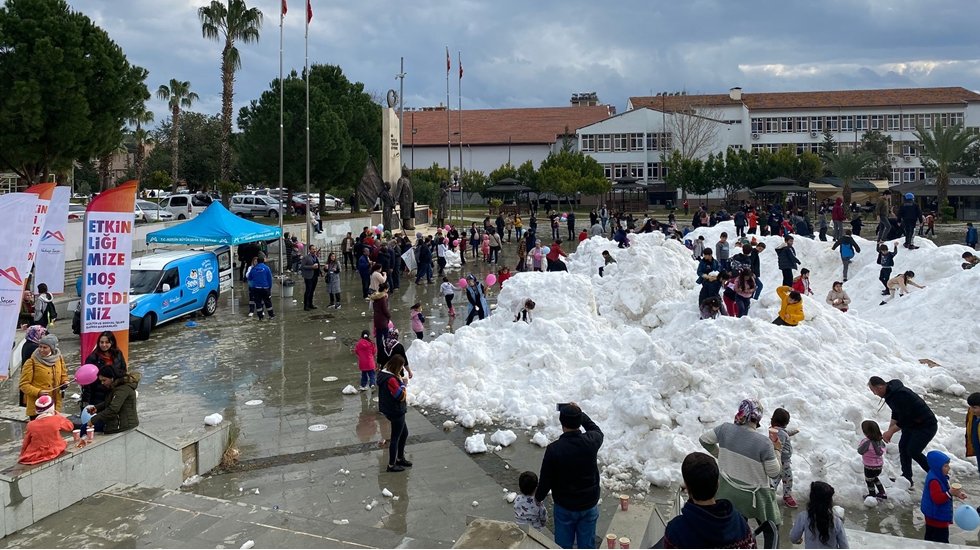 Anamur&rsquo;da &ouml;ğrencilere kar s&uuml;rprizi
