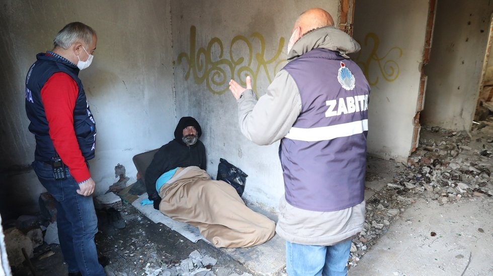 Antalya B&uuml;y&uuml;kşehir Belediyesi soğuk&nbsp;havada evsizleri unutmadı