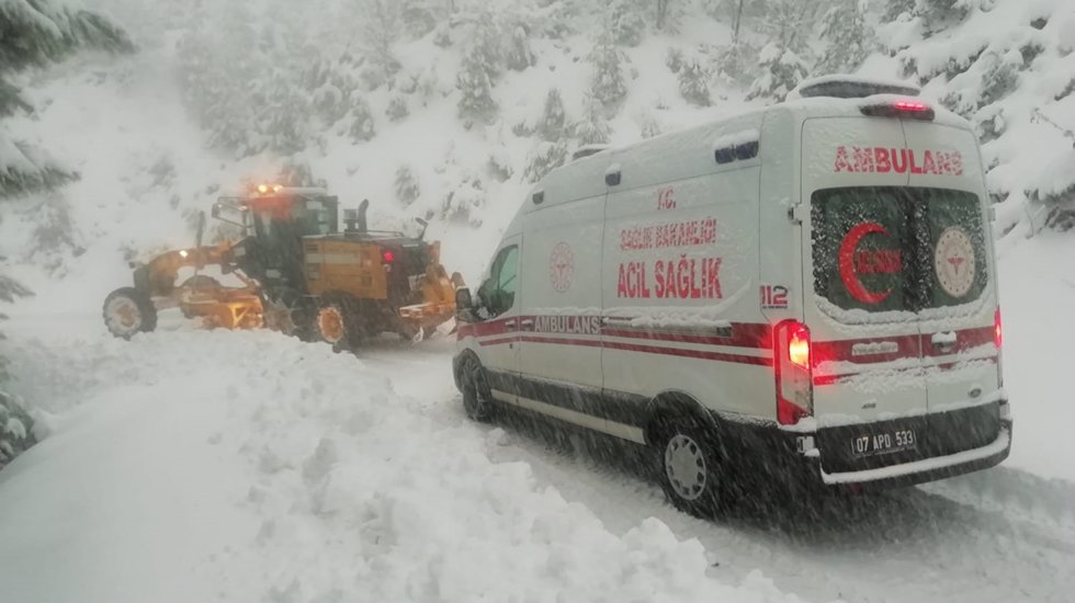 Antalya&rsquo;nın bir&ccedil;ok il&ccedil;esinde kar yağışı hayatı olumsuz etkiliyor.
