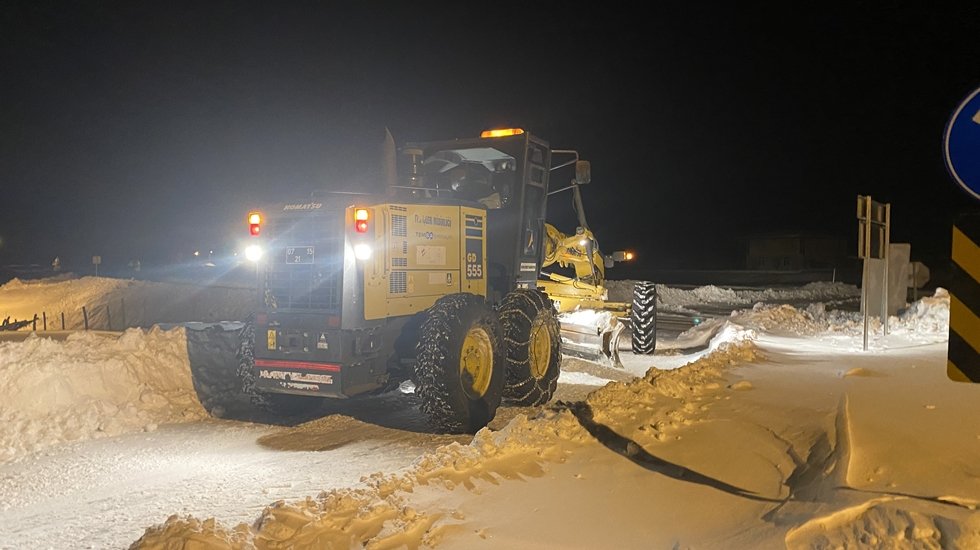 Antalya&rsquo;nın y&uuml;ksek kesimlerinde karla m&uuml;cadele aralıksız devam ediyor