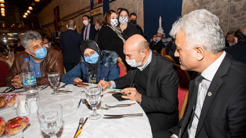 Başkan Soyer İzmir depreminde hayatını kaybedenlerin yakınlarıyla bir araya geldi