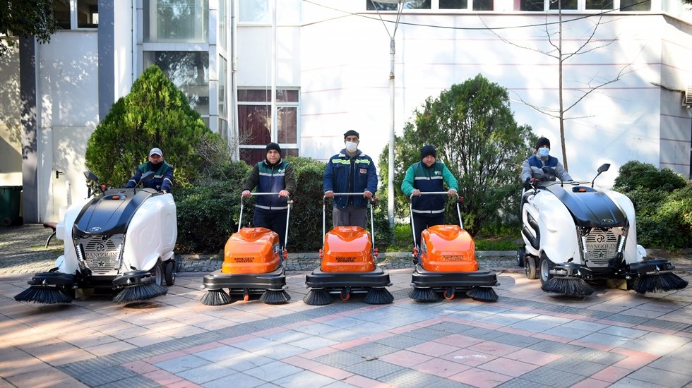 Bornova&rsquo;da s&uuml;p&uuml;rge ara&ccedil;larıyla temizlik