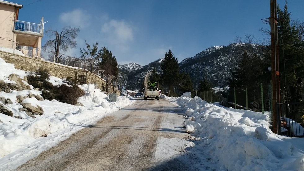 B&uuml;y&uuml;kşehir buz tutan yolları tuzluyor
