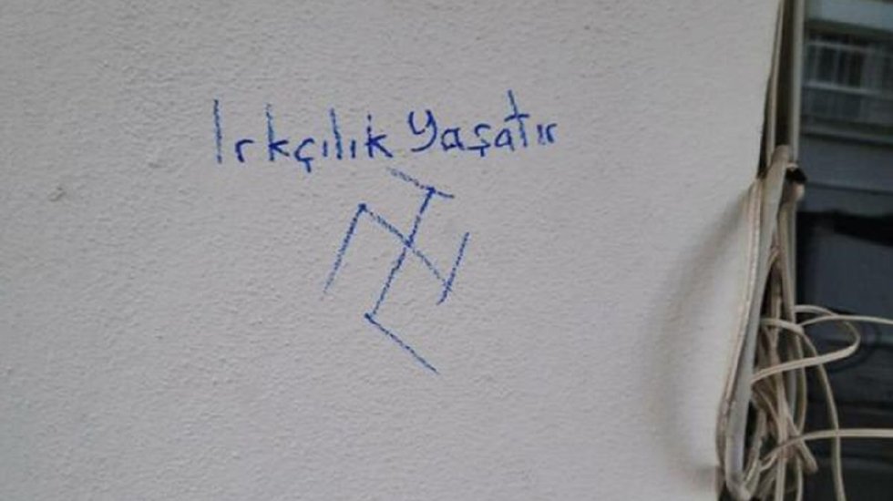 CHP İzmir il binasına faşist işaret...