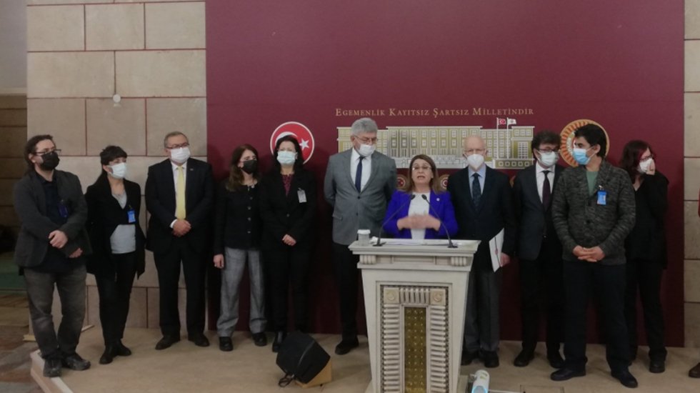 CHP'li vekiller ve KHK ile ihra&ccedil; edilen akademisyenlerden basın a&ccedil;ıklaması