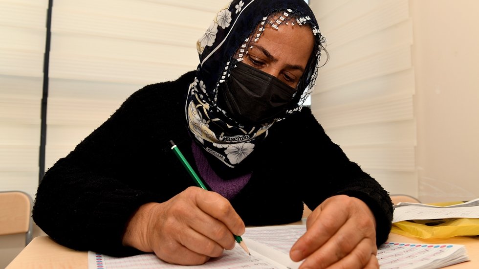 &Ccedil;ocuklarını okuttular, şimdi 40&rsquo;ından sonra onlar okuma-yazma &ouml;ğreniyor