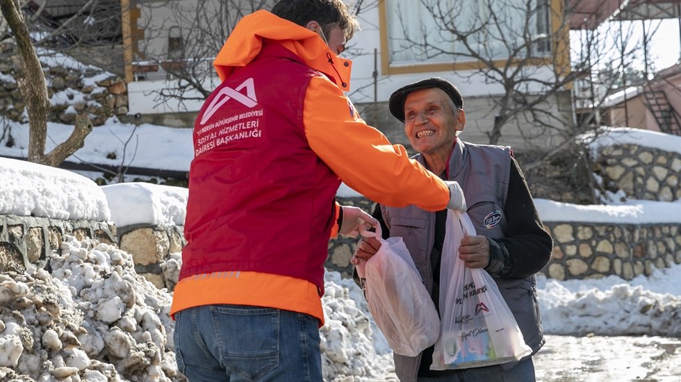 Ekmek dağıtımlarına s&uuml;t eklendi, ekipler kırsal mahallelere y&ouml;neldi