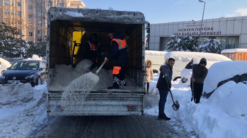 Esenyurt’ta kara kışla mücadele sürüyor