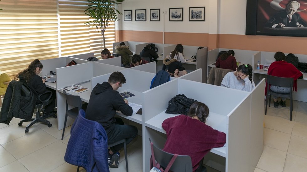 Ek ders &uuml;cretlerinin haftalarca gecikmesinden sorumlusu Bakanlık mıdır yoksa bankalar mıdır?