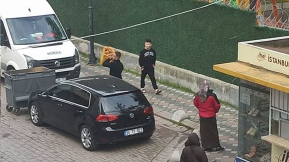Halk Ekmek b&uuml;fesine saldırı... Camları kıran şahıs ekmekleri &ccedil;&ouml;pe attı!