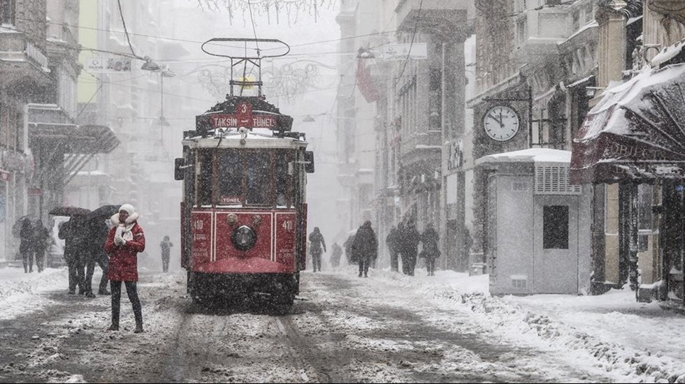 Havayı koklayan adam Kerem &Ouml;kten İstanbul'a bu gece gelecek kar fırtınasını a&ccedil;ıkladı