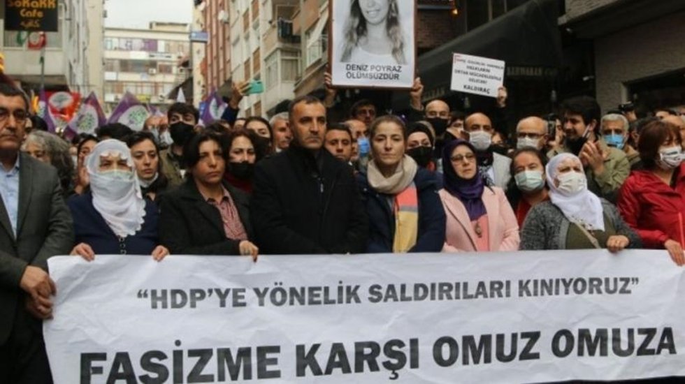 HDP Bah&ccedil;elievler il&ccedil;e başkanlığına saldırı d&uuml;zenleyen kişi serbest&hellip;