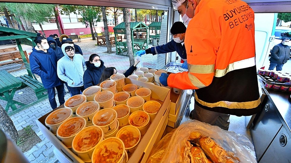 İzmir B&uuml;y&uuml;kşehir Belediyesi&rsquo;nden &ouml;ğrencilere her g&uuml;n 3 bin kişilik yemek