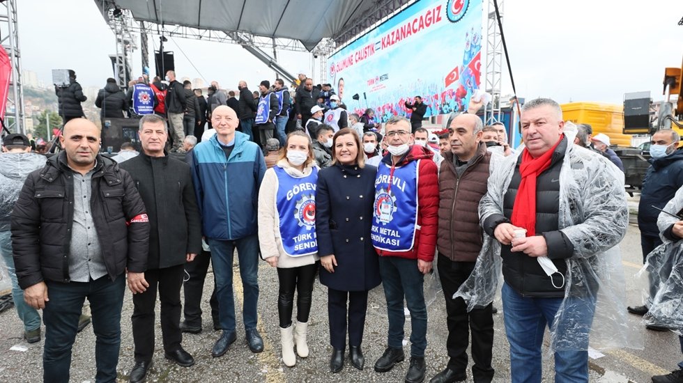İzmit Belediye Başkanı H&uuml;rriyet&rsquo;ten metal iş&ccedil;ilerinin mitingine destek