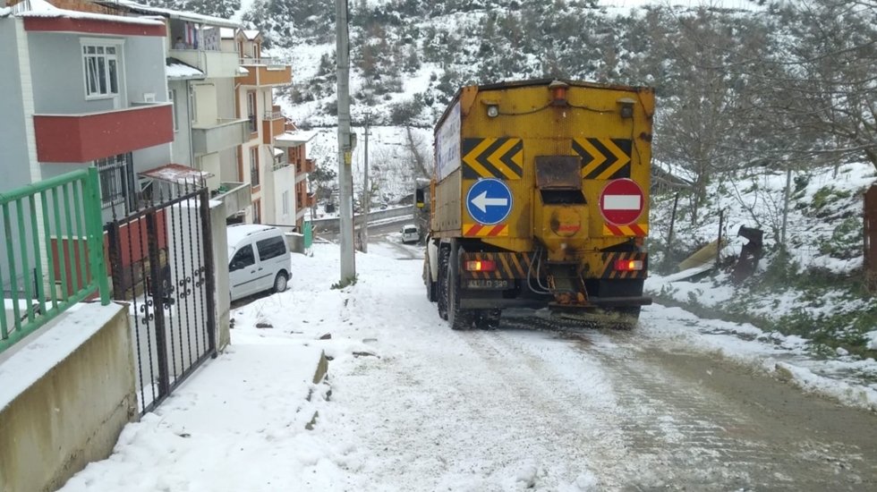 İzmit Belediyesi kar ekipleri kentin y&uuml;ksek kesimlerinin yolarını a&ccedil;ıyor