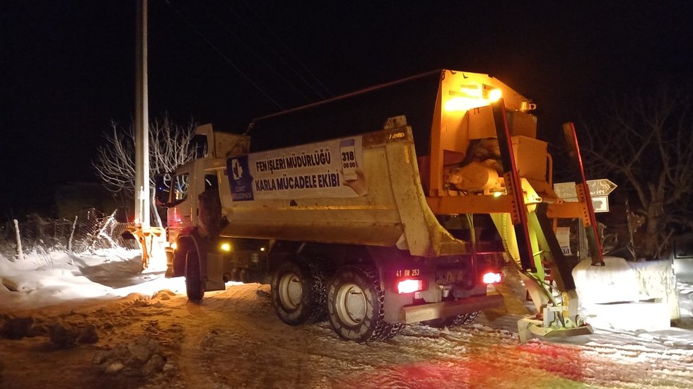 İzmit Belediyesi&rsquo;nden gece boyunca 25 farklı noktada tuzlama &ccedil;alışması&hellip;