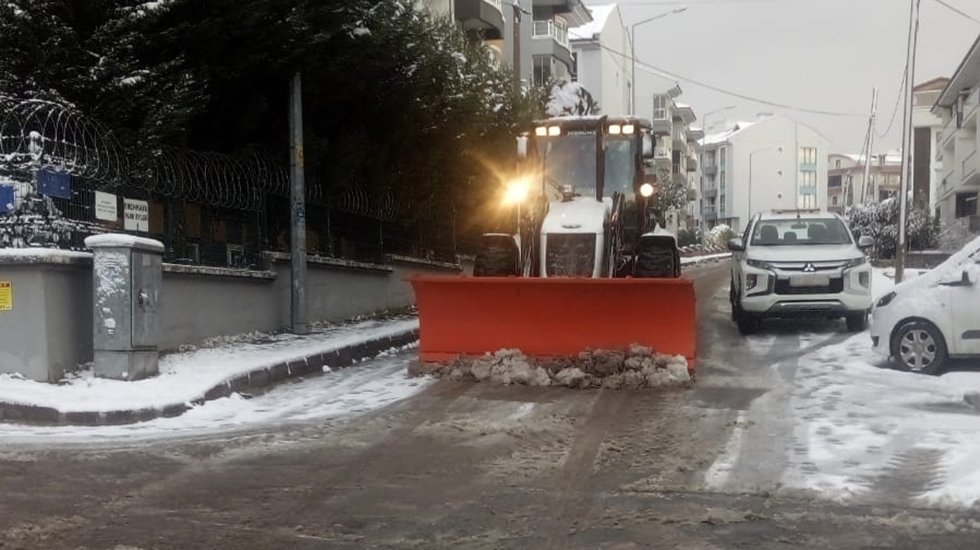İzmit Belediyesi&rsquo;nden gece g&uuml;nd&uuml;z kar mesaisi