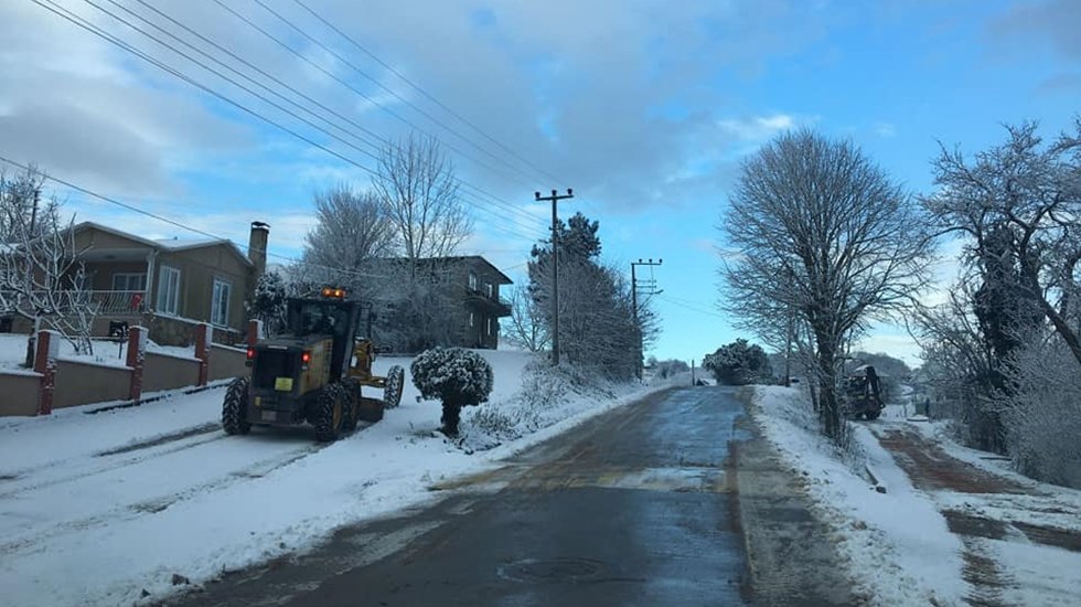 İzmit&rsquo;te Karla kaplanan yollar a&ccedil;ıldı&nbsp;