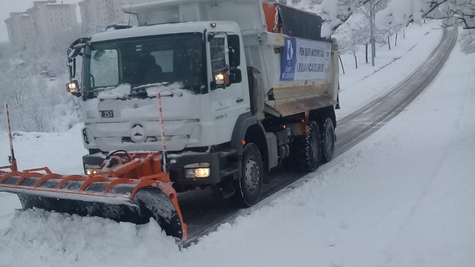 İzmit&rsquo;te yoğun kar yağışı s&uuml;r&uuml;yor