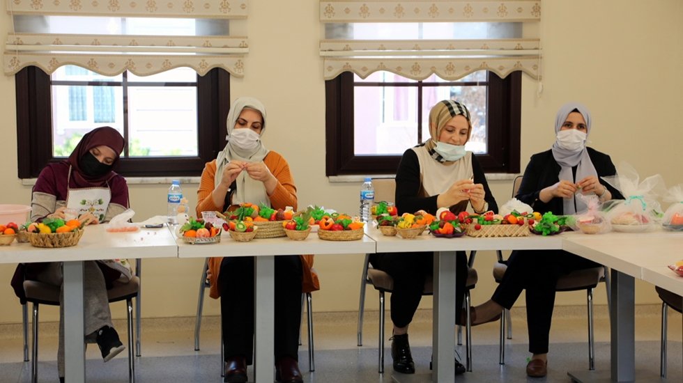 Kadınlar Eşitlik Merkezi’nde hem üretiyor hem para kazanıyor