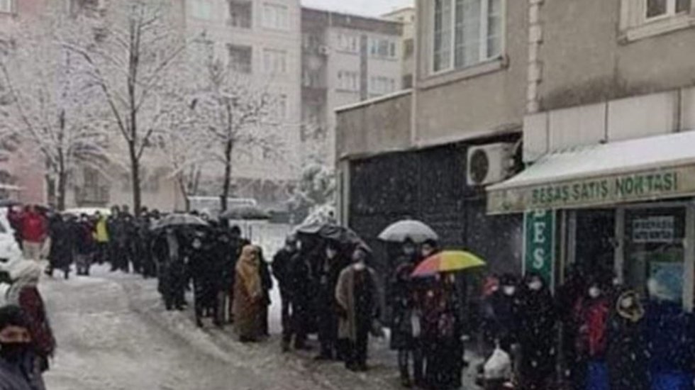Kar altında ucuz ekmek kuyruğu