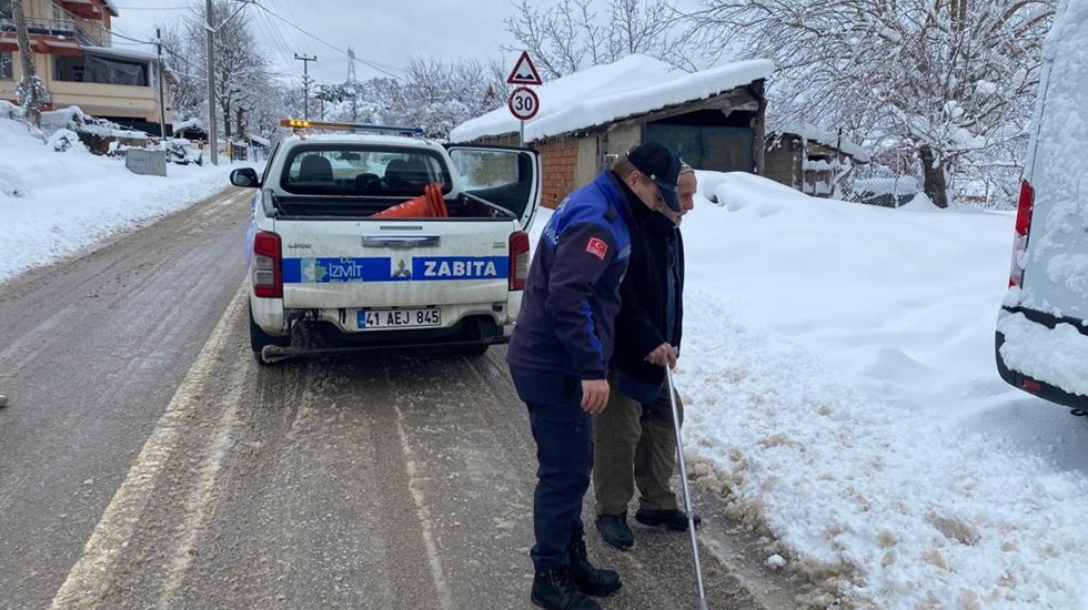 Karda hastaneye gidemeyen yurttaşların imdadına Belediye ekipleri yetişti