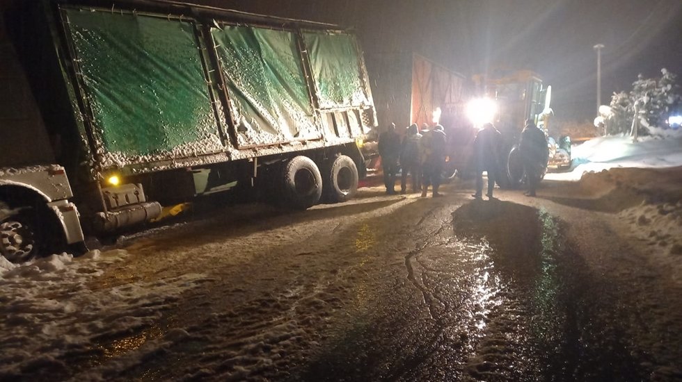 Karda mahsur kalan ara&ccedil;ların imdadına Belediye ekipleri yetişti