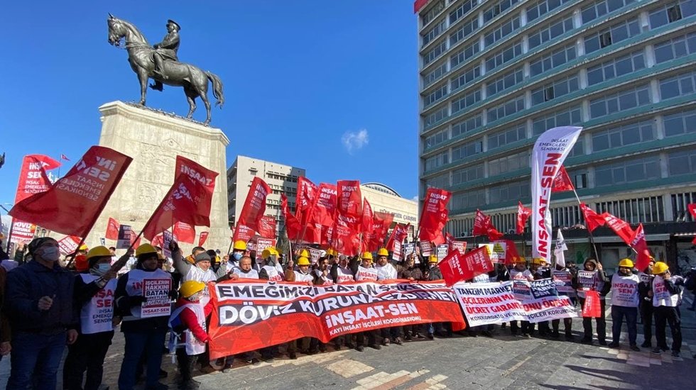 Kayı İnşaat iş&ccedil;ileri 3 yıldır &ouml;denmeyen maaşları i&ccedil;in Ulus Meydanı&rsquo;na &ccedil;ıktı&hellip;