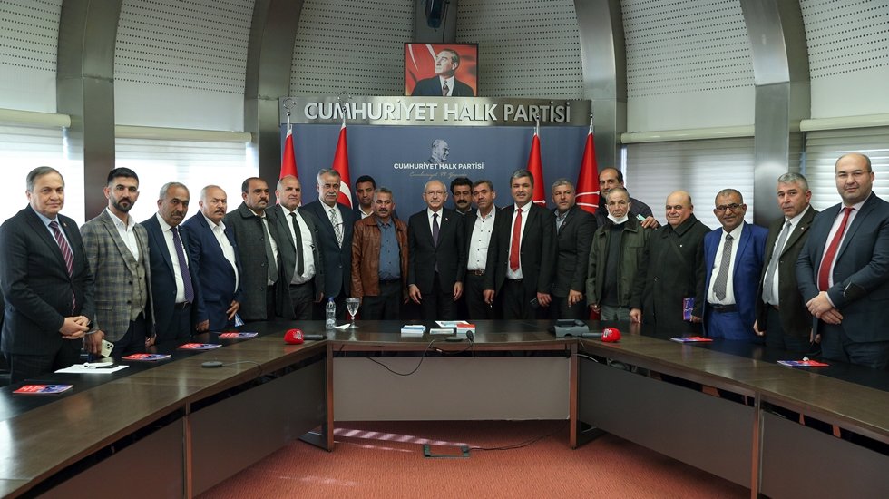Kılı&ccedil;daroğlu AKP'den istifa edip CHP'ye katılanlara rozet taktı