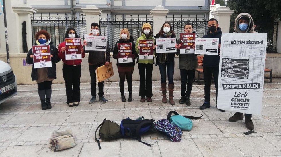 Liselilerden Eylem: &ldquo;İ&ccedil;i boş sistemi yaratanlara, i&ccedil;i boş &ccedil;antalarımızı veriyoruz&rdquo;