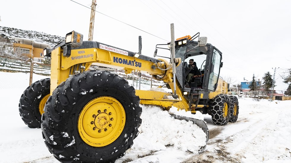 Mersin&rsquo;de karla m&uuml;cadele &ccedil;alışması her noktada s&uuml;r&uuml;yor
