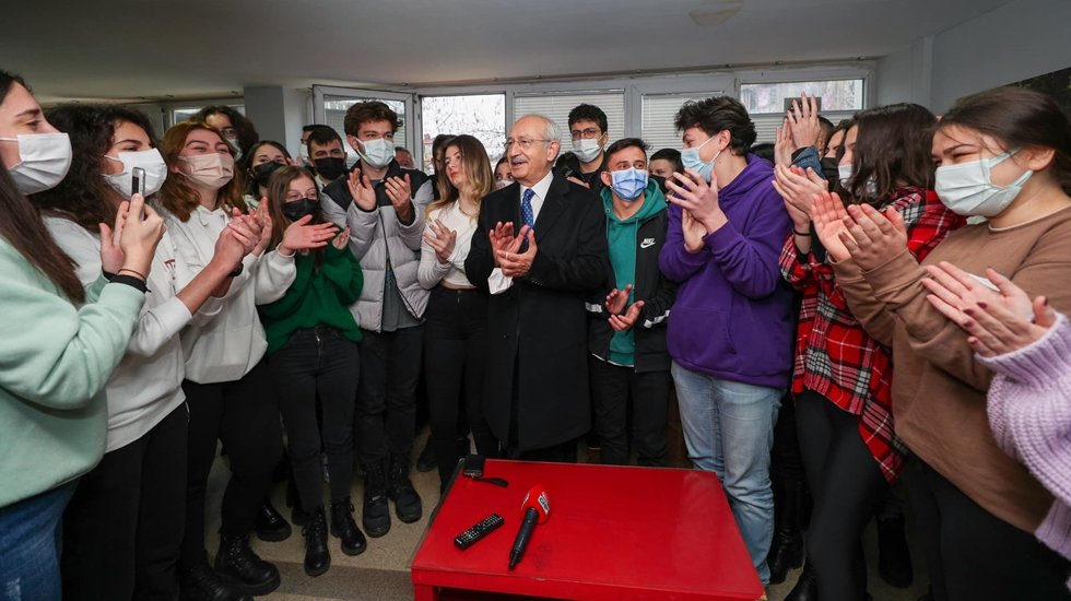 &Ouml;ğrencilerin CHP liderini pencereden &ccedil;ağırdığı dershaneden k&ouml;t&uuml; haber...