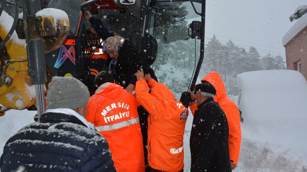 Olumsuz hava nedeniyle 4 g&uuml;nd&uuml;r evinde mahsur kalan &ccedil;ifti B&uuml;y&uuml;kşehir kurtardı