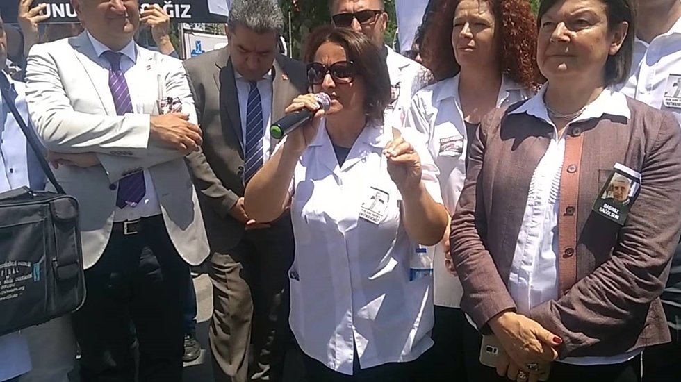 İZAHED: Sağlık Bakanlığı, &lsquo;Salgın bizim i&ccedil;in bitmiştir, herkes başının &ccedil;aresine baksın&rsquo; diyor